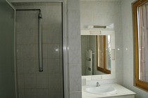 Chalet Andreas en Jacobin badkamer met douche en wastafel